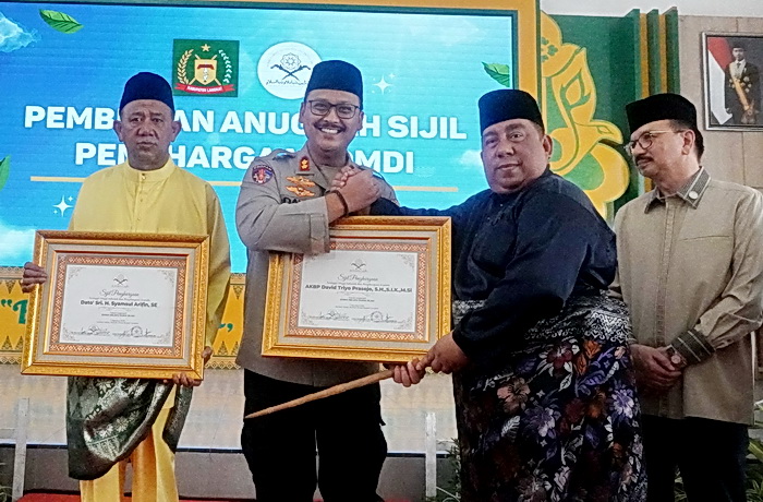 Kapolres Langkat AKBP David Triyo Prasojo SH SIK MSi, menerima penghargaan sebagai Tokoh Inspiratif Dunia Melayu Dunia Islam (DMDI) Kabupaten Langkat