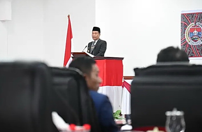 Bupati Humbahas Dr Oloan P Nababan SH MH menyampaikan Nota Jawaban atas Pemandangan Umum Fraksi-Fraksi DPRD Humbahas terhadap Ranperda tentang Rencana Pembangunan Jangka Menengah Daerah Humbahas Tahun 2025-2029 pada Rapat Paripurna DPRD, di Gedung DPRD Humbahas, Selasa (5/8/2025).