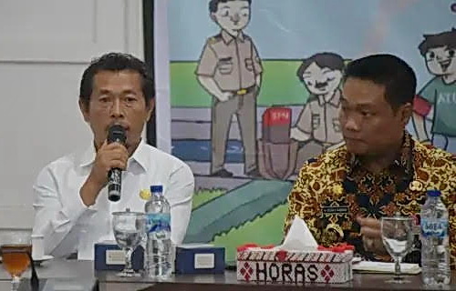 Bupati Humbang Hasundutan Dr Oloan P Nababan SH MH membuka Sosialisasi Program Menuju Kabupaten Humbang Hasundutan Lengkap