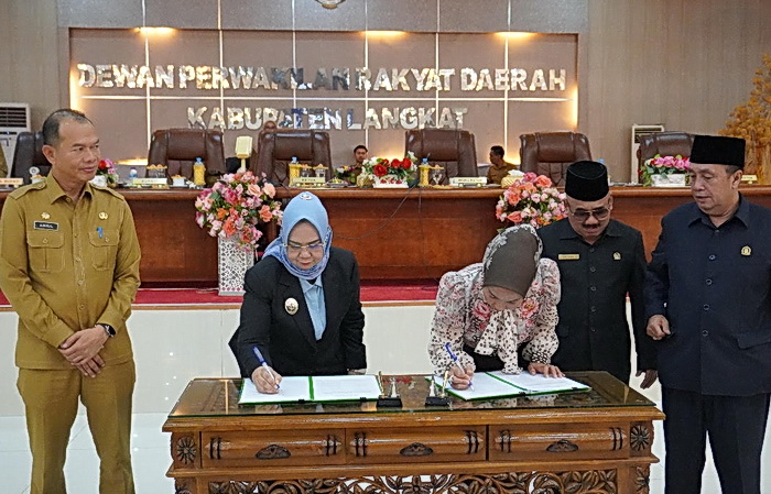 DPRD Kabupaten Langkat menggelar rapat paripurna dengan agenda pengesahan Rancangan Peraturan Daerah (Ranperda) tentang Rencana Pembangunan Jangka Menengah Daerah (RPJMD) Kabupaten Langkat Tahun 2025–2029 menjadi Peraturan Daerah