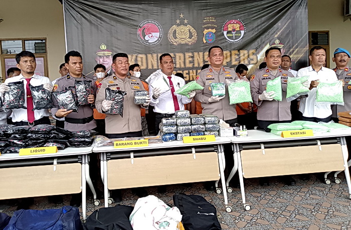 Polres Batubara berhasil mengungkap kasus peredaran narkoba antarpulau dengan penangkapan dua kurir asal Jakarta yang membawa sabu seberat 28,135 kg dan Pil Ekstasi sebanyak 60.940 butir.