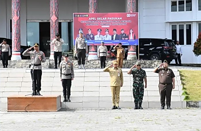 Kapolres Humbang Hasundutan AKBP Arthur Sameaputty SIK memimpin Apel Gelar Pasukan dan Peralatan Kesiapsiagaan Penanggulangan Bencana Tahun 2025