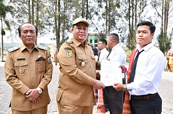Bupati Samosir Vandiko Timotius Gultom ST secara resmi menyerahkan Surat Keputusan pengangkatan 141 orang Pegawai Pemerintah dengan Perjanjian Kerja (PPPK)