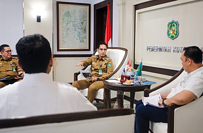 Wali Kota Medan Rico Tri Putra Bayu Waas meminta Satuan Kerja (Satker) Pelaksanaan Prasarana Strategis (PPS) Sumut untuk memberitahukan informasi secara update terkait progres pekerjaan revitalisasi Stadion Teladan Medan