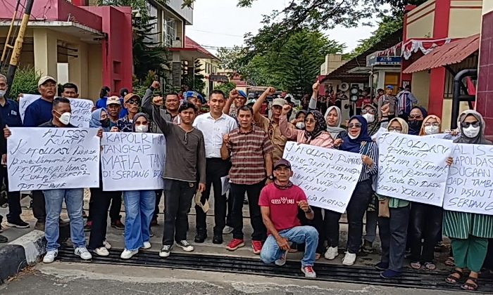 Puluhan massa dari Kabupaten Serdang Bedagai dan Aliansi Peduli Bersama Masyarakat Indonesia (ALISSS) menggelar aksi damai di depan Mapoldasu Medan, Senin,(11/8/2025), sekira pukul 10.30 WIB.