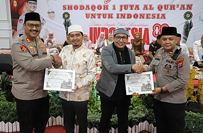 Ustadz Solmed melakukan tabligh akbar bersama Polres Langkat di Gedung Kolaborasi Polres Langkat, Senin (4/8/2025).