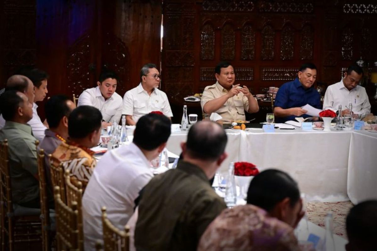 presiden prabowo subianto rapat dengan menteri