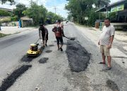 Gunakan Dana Pribadi, Acai Sembada Perbaiki 20 Titik Jalan Rusak di Jalinsum Sumut