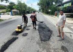 Gunakan Dana Pribadi, Acai Sembada Perbaiki 20 Titik Jalan Rusak di Jalinsum Sumut