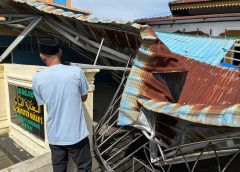 Hujan Deras Disertai Angin Kencang Robohkan Teras Masjid Al Inayatun Nayani