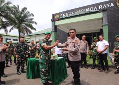HUT ke-80 TNI, PJU Polres Sergai Beri Ucapan Selamat dan Serahkan Tumpeng ke Kodim 0204/DS dan Brigif 7/Rimba Raya