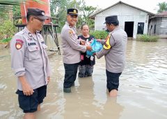 Polsek Tanjung Beringin Salurkan Bantuan untuk Warga Terdampak Banjir di Desa Pekan Tanjung Beringin