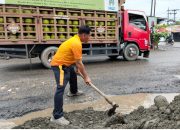 Bersama Warga, Polsek Tanjung Pura Timbun Jalan Berlubang