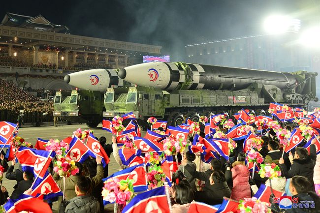 kim jong un pamer rudal paling ganas