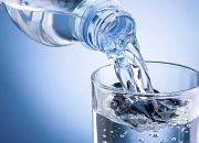 Tak Ganggu Ginjal, Tapi Minum Sambil Berdiri Ternyata Bisa Berakibat Fatal