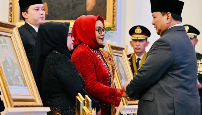 ahli waris pahlawan nasional terima tunjangan