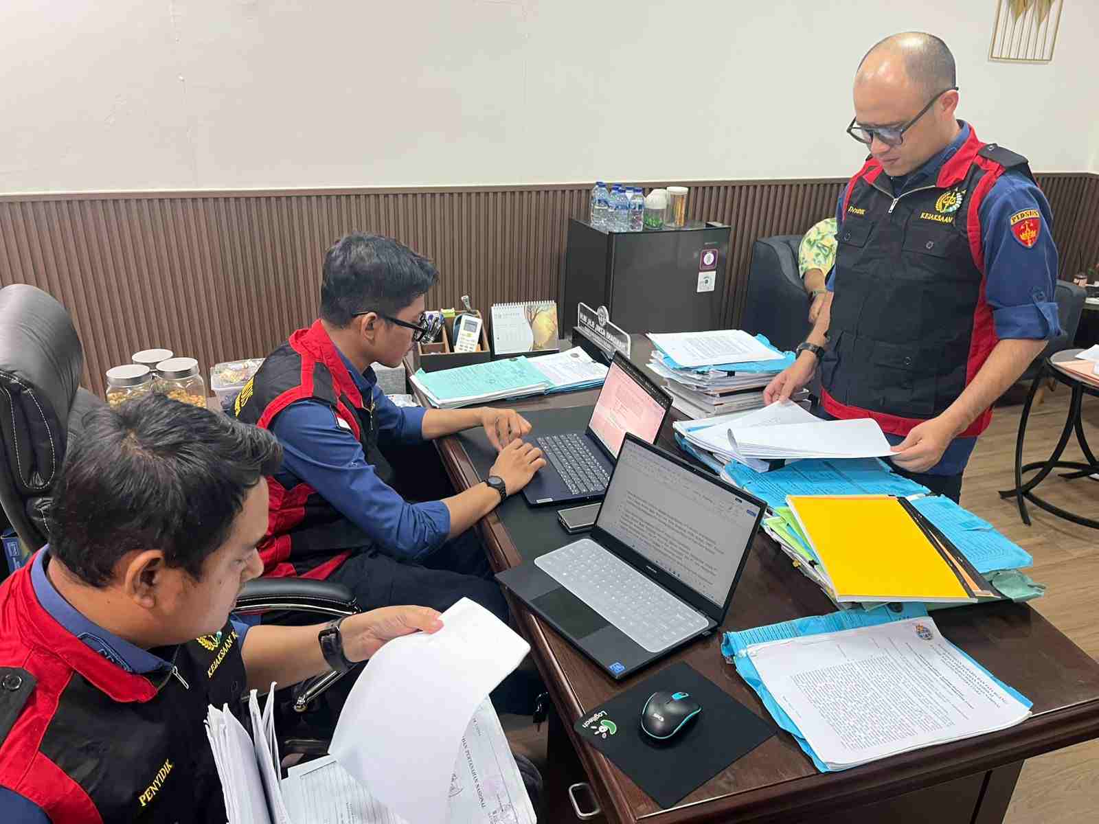 kejati sumut geledah kantor perusahaan alat tulis