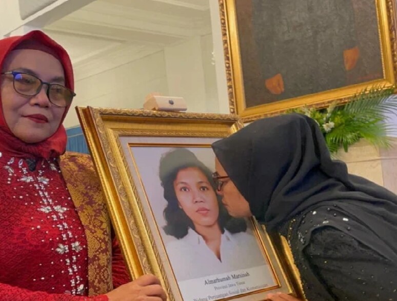 tangis adik kandung marsinah pecah di istana negara