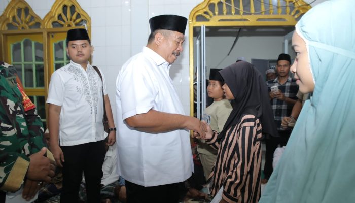 Bupati menyerahkan bantuan kepada BKM Baiturahman berupa satu unit air cooler dan uang tunai