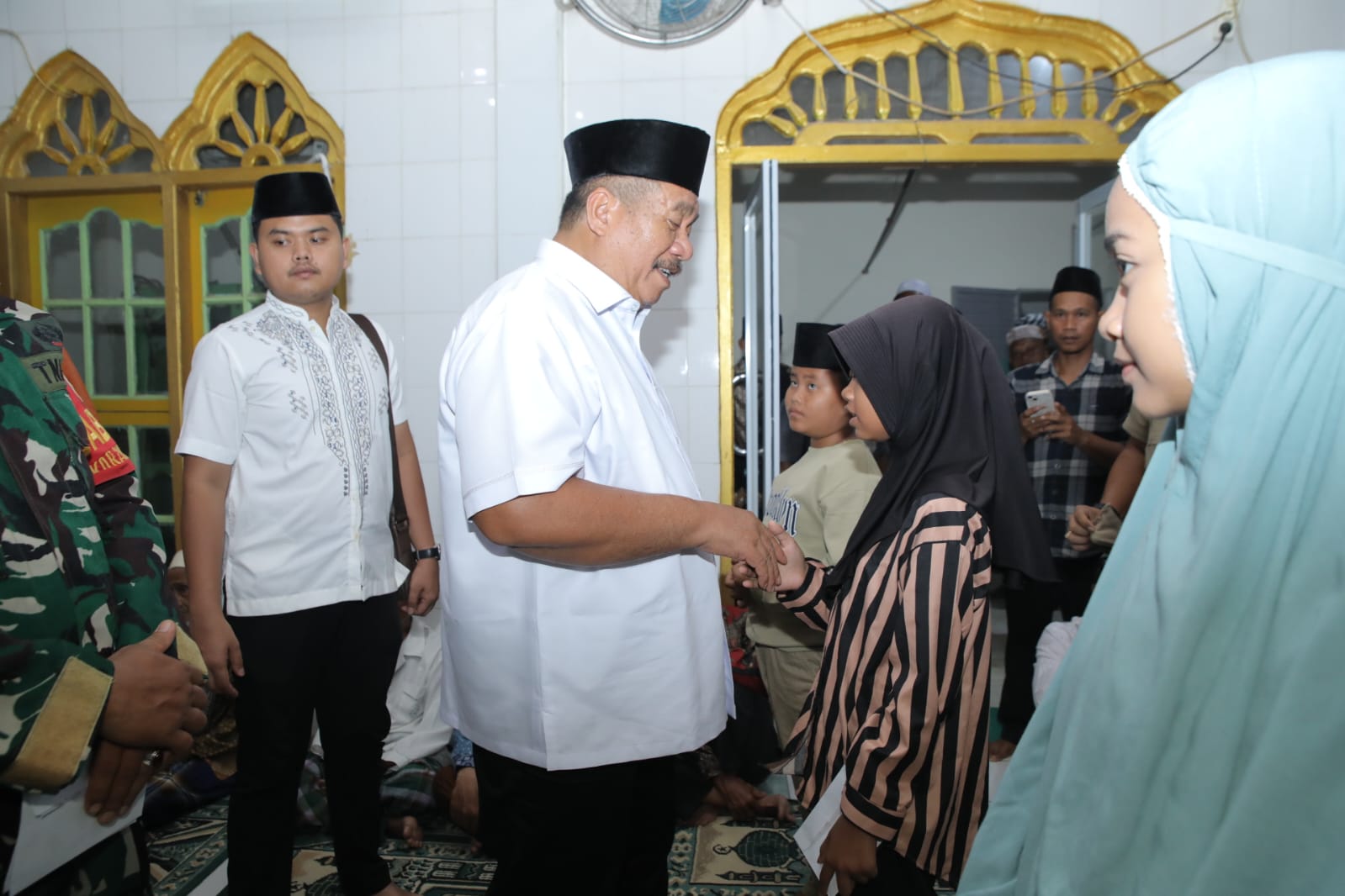 Bupati menyerahkan bantuan kepada BKM Baiturahman berupa satu unit air cooler dan uang tunai