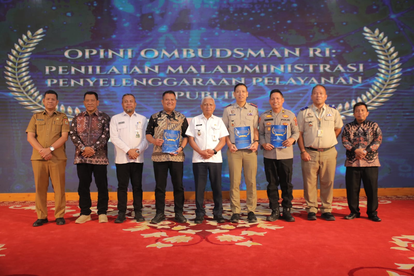 Pemkab Asahan menerima Penghargaan yang diserahkan Kepala Ombudsman Provsu, Herdensi diaula Tengku Rizal Nurdin Medan, Selasa (24/2).