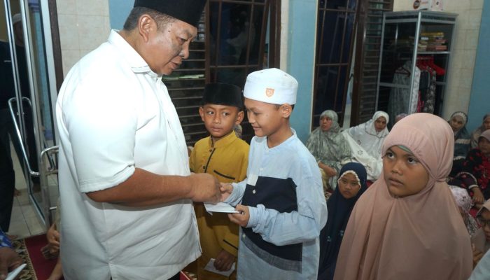 Sekda-Asahan-serahkan-bantuan-uang-tunai-ke-BKM-dan-satu-unit-cooler-serta-santunan-kepada-15-anak-yatim-dan-10-kaum-dhuafa