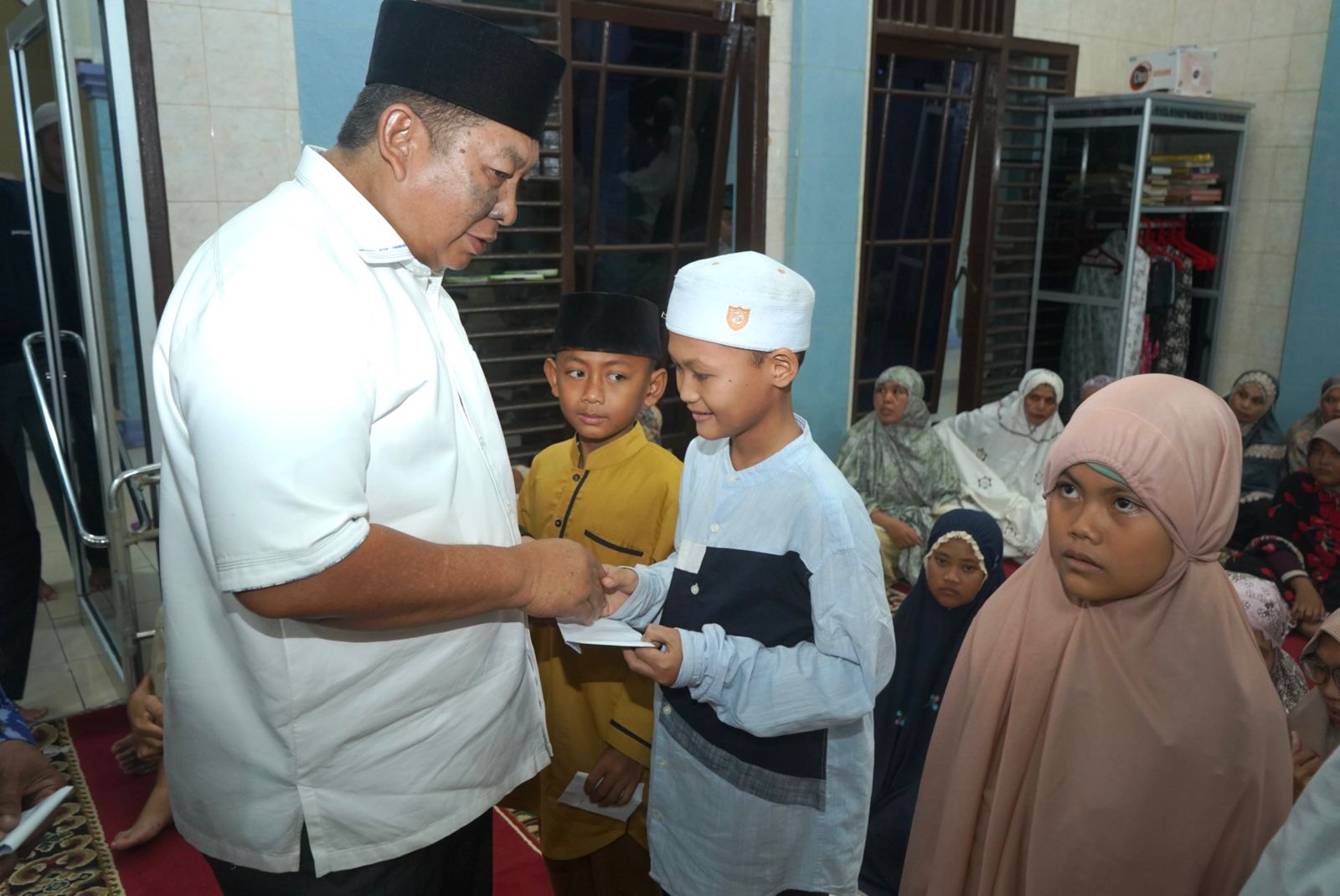 Sekda-Asahan-serahkan-bantuan-uang-tunai-ke-BKM-dan-satu-unit-cooler-serta-santunan-kepada-15-anak-yatim-dan-10-kaum-dhuafa