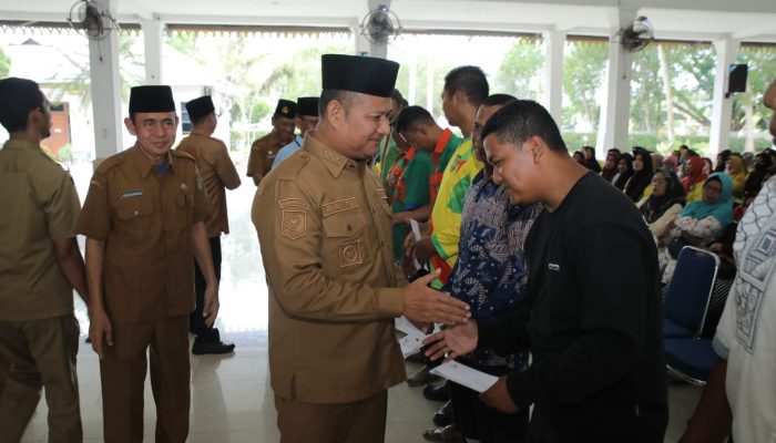 Baznas Asahan bekerja sama dengan Pemkab Asahan salurkan Zakat, Infaq dan Sedekah (ZIS) triwulan I di pendopo rumah dinas Bupati, Senin (9/3).