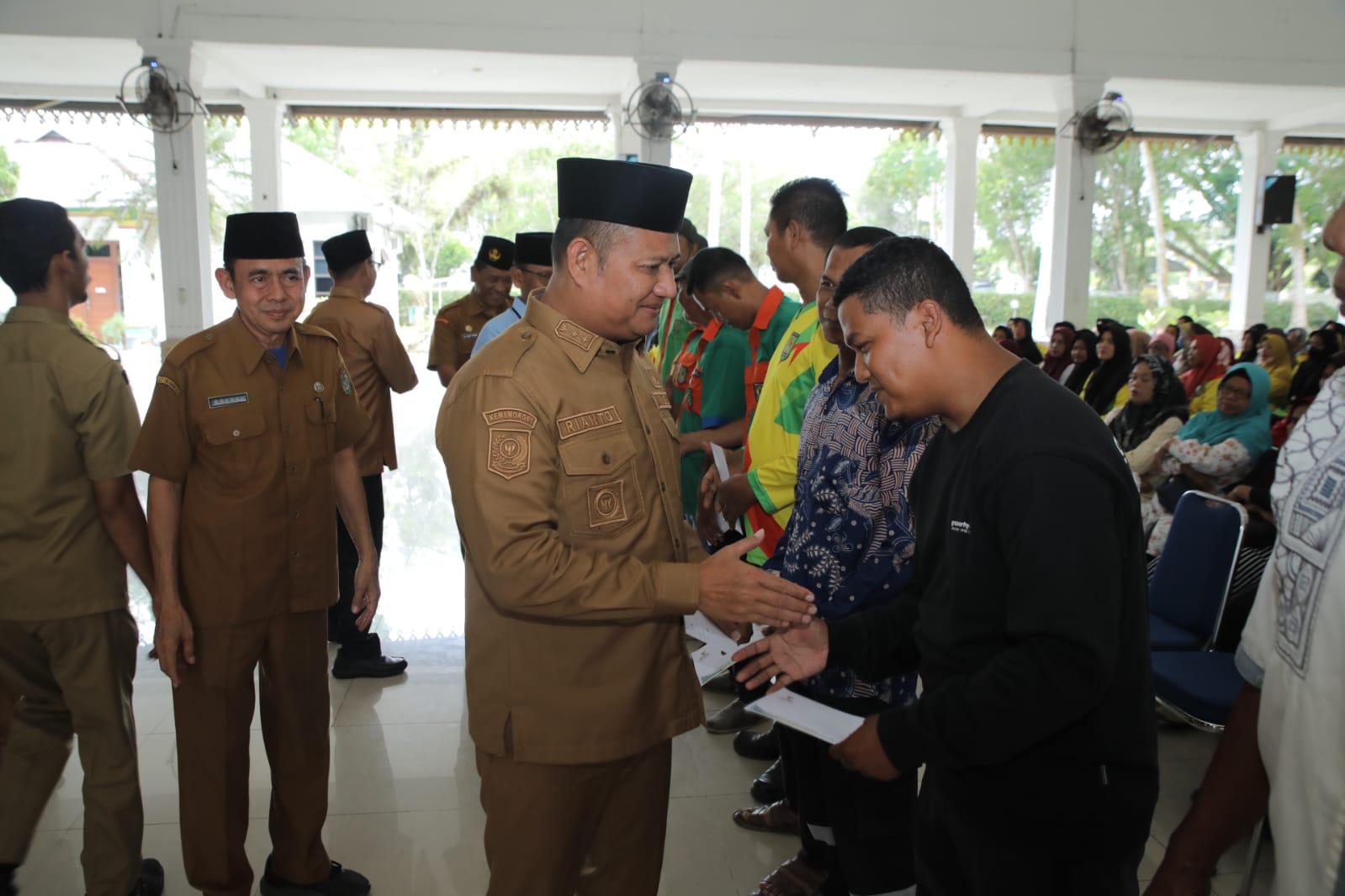 Baznas Asahan bekerja sama dengan Pemkab Asahan salurkan Zakat, Infaq dan Sedekah (ZIS) triwulan I di pendopo rumah dinas Bupati, Senin (9/3).