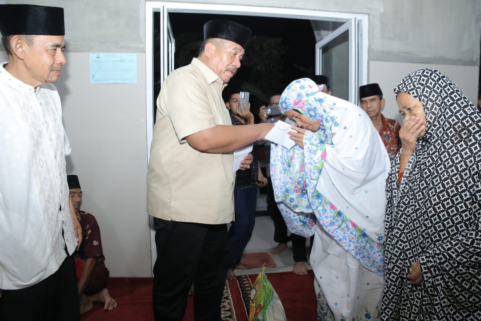 Bupati Asahan Safari Ramadhan di Musholla Hiyatullah Desa Air Teluk Hesa