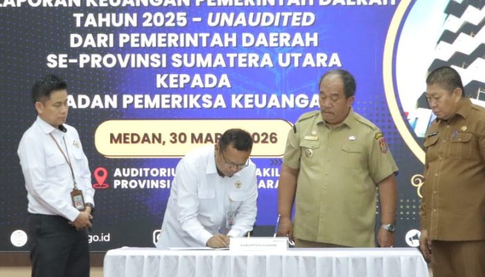 Bupati Asahan Taufik Zainal Abidin SSos MSi didampingi Sekda dan beberapa OPD serahkan LKPD tahun 2025 ke BPK perwakilan Sumut, Senin (30/3).
