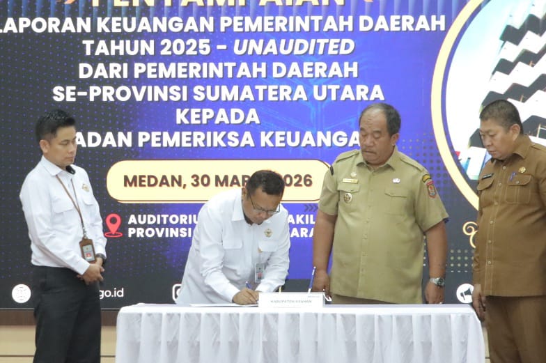 Bupati Asahan Taufik Zainal Abidin SSos MSi didampingi Sekda dan beberapa OPD serahkan LKPD tahun 2025 ke BPK perwakilan Sumut, Senin (30/3).