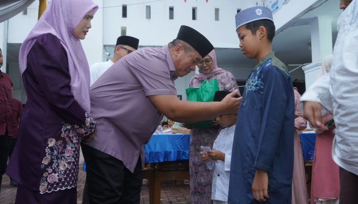 - Bupati Asahan Taufik Zainal Abidin SSos MSi bersama Wakil Bupati Asahan Rianto SH MAP menyerahkan bantuan kepada anak yatim sekaligus buka puasa bersama dihalaman Dinas Kesehatan Asahan, Jum'at (13/3/2026).