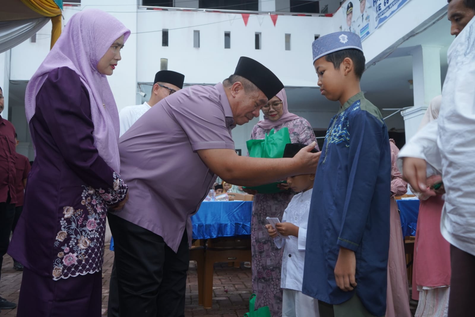 - Bupati Asahan Taufik Zainal Abidin SSos MSi bersama Wakil Bupati Asahan Rianto SH MAP menyerahkan bantuan kepada anak yatim sekaligus buka puasa bersama dihalaman Dinas Kesehatan Asahan, Jum'at (13/3/2026).