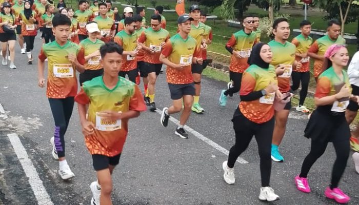 Bupati, Forkopimda dan ratusan masyarakat ikuti fun run 5 K dan jalan santai di alun alun kota Kisaran, Minggu (29/3).
