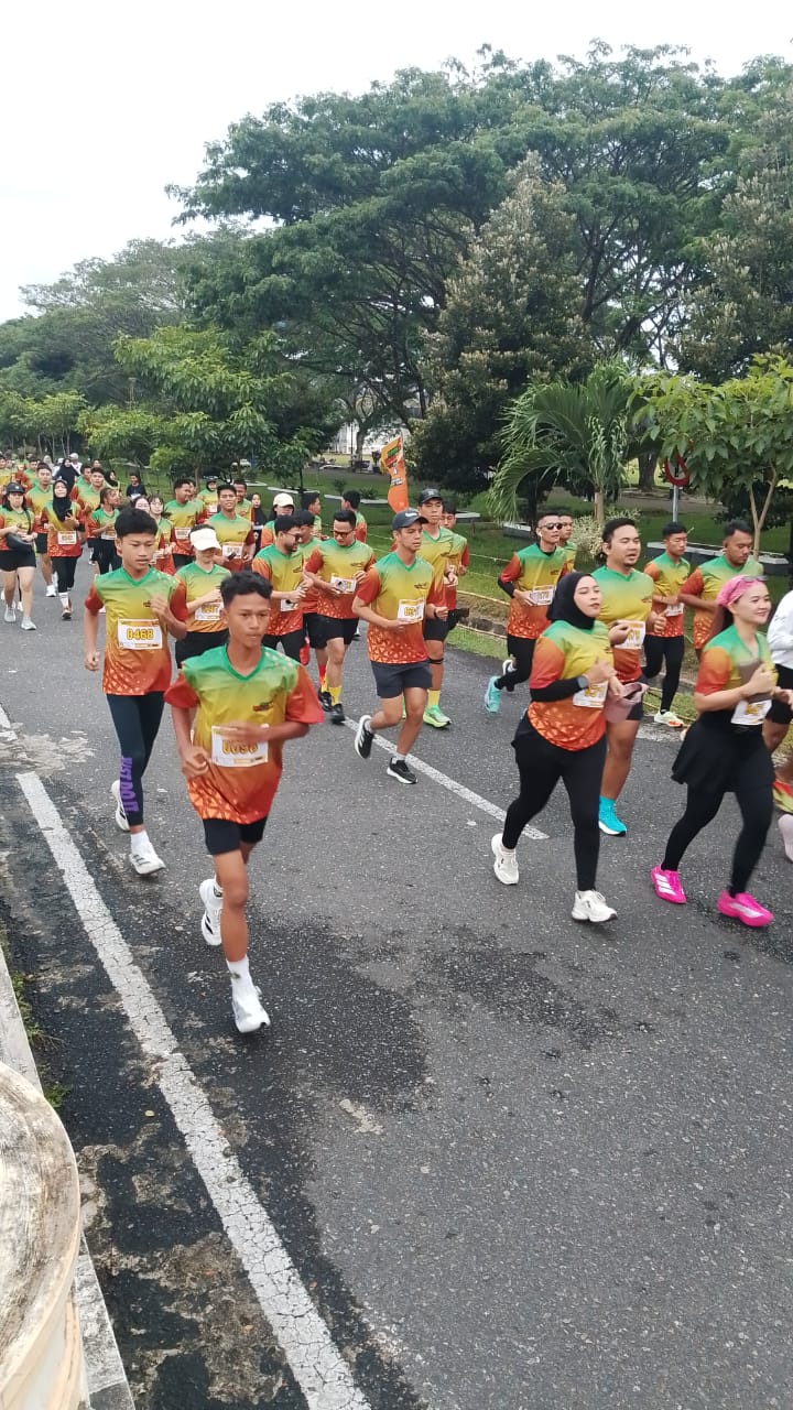 Bupati, Forkopimda dan ratusan masyarakat ikuti fun run 5 K dan jalan santai di alun alun kota Kisaran, Minggu (29/3).