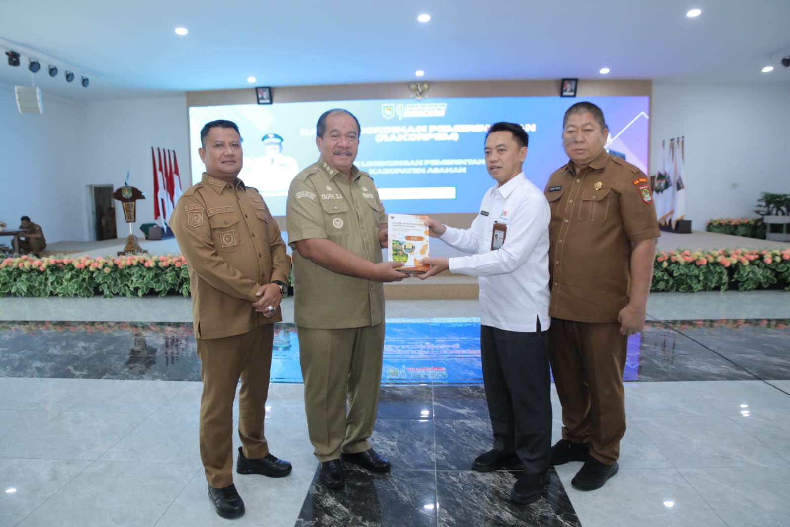 Bupati Asahan Taufik Zainal Abidin SSos MSi pimpin rakorpem bulan Maret diaula melati, Senin (9/3).