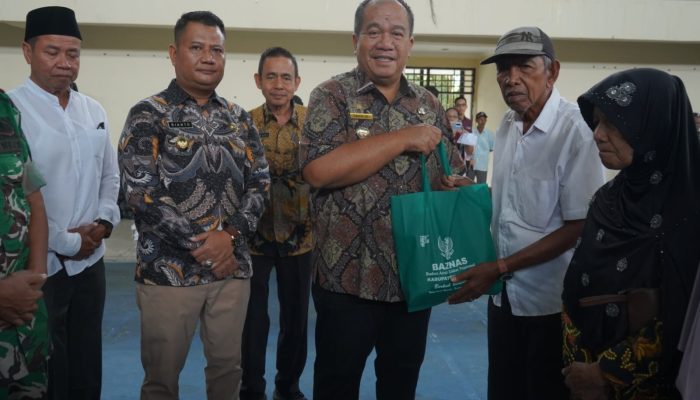 Pemkab Asahan menyalurkan bantuan beras 10 kg kepada 1.000 kaum dhuafa yang berasal dari Kecamatan Kota Kisaran Barat dan Kota Kisaran Timur di GOR, Jum'at (13/3).