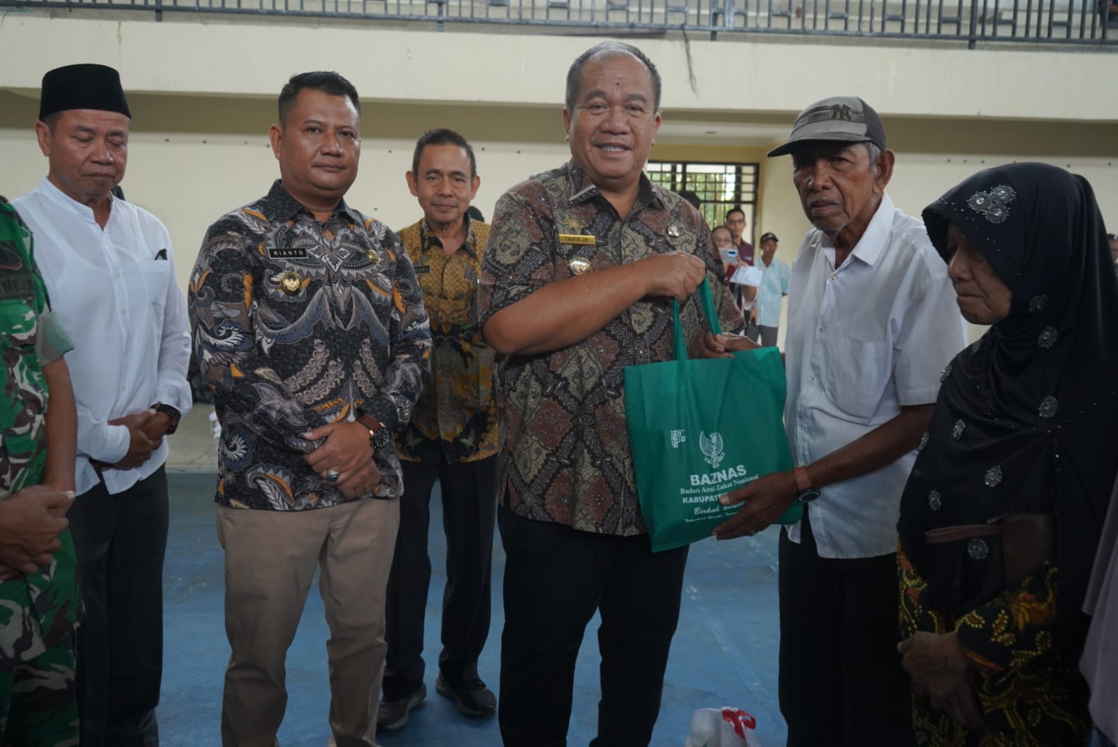 Pemkab Asahan menyalurkan bantuan beras 10 kg kepada 1.000 kaum dhuafa yang berasal dari Kecamatan Kota Kisaran Barat dan Kota Kisaran Timur di GOR, Jum'at (13/3).