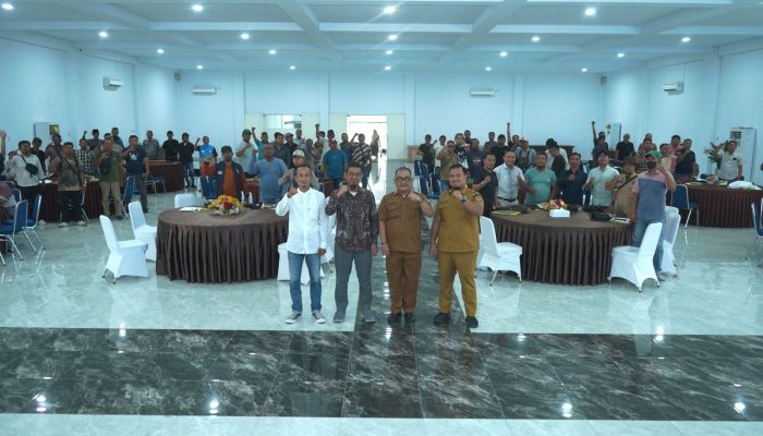 Sekretaris Diskominfo Asahan, Arbin Ariadi Tanjung SH MH membuka pelatihan dan peningkatan kapasitas jurnalistik diaula Melati, Senin (16/3).