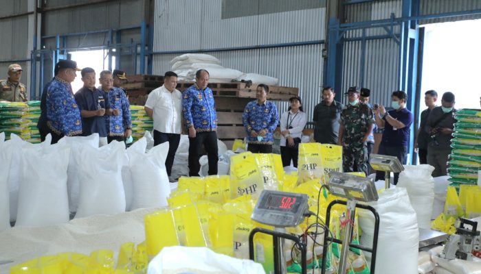 Bupati Asahan Taufik Zainal Abidin SSos MSi bersama Forkopimda serta OPD tinjau Gudang Bulog serta kilang padi, Kamis (19/3).