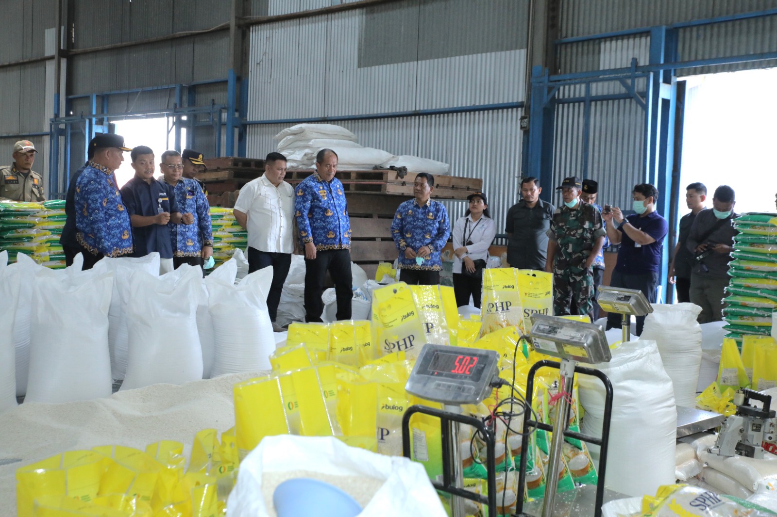 Bupati Asahan Taufik Zainal Abidin SSos MSi bersama Forkopimda serta OPD tinjau Gudang Bulog serta kilang padi, Kamis (19/3).