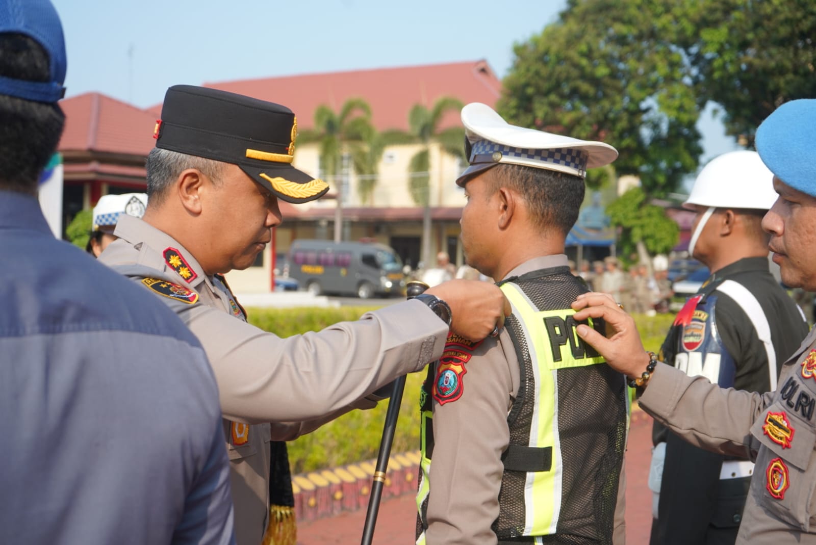 Wakil Bupati Asahan Rianto SH MAP hadiri apel gelar pasukan operasi Ketupat Toba jelang Idul Fitri 1447 H dengan tema "mudik aman, keluarga bahagia" dihalaman Mapolres Asahan, Jum'at (13/3).