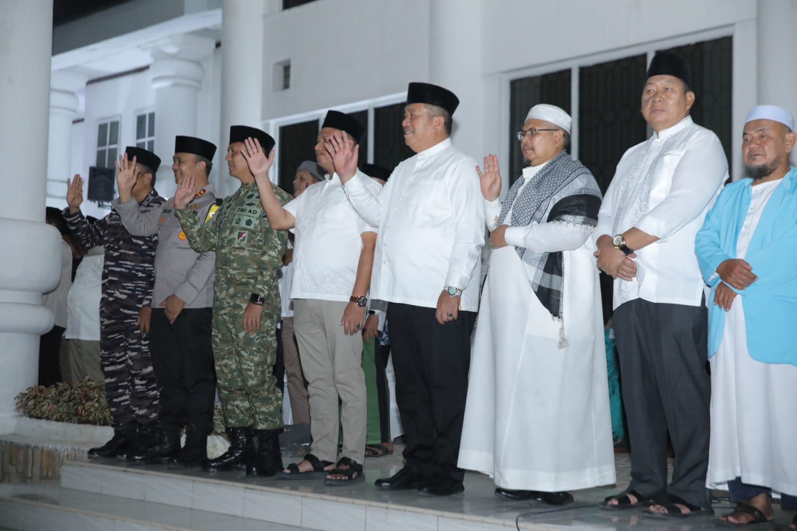 Menyambut hari raya idul Fitri 1 Syawal 1447 H, Pemkab Asahan menggelar berbuka puasa bersama serta pelepasan pawai kendaraan malam takbiran