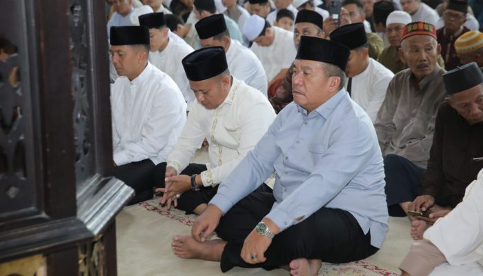 Bupati Asahan, Forkopimda, OPD, Kabag, Camat, ASN dan ribuan umat Islam melaksanakan sholat Ied 1447 H di Masjid Agung H Ahmad Bakrie Kisaran, Sabtu (21/3)