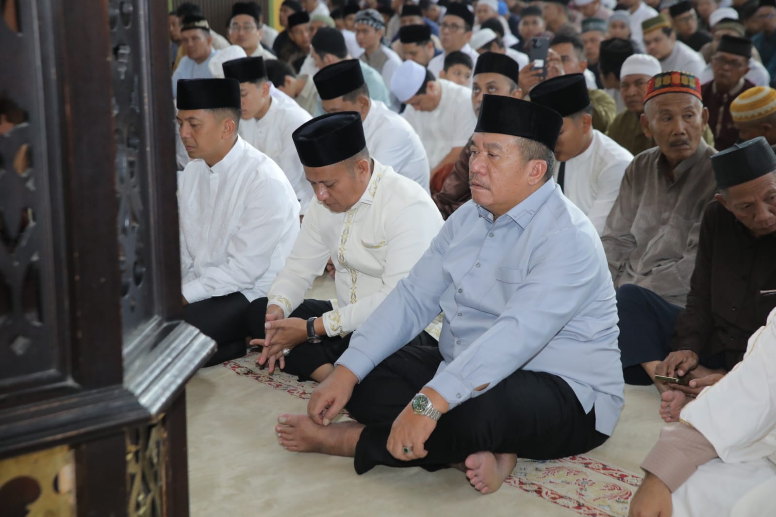 Bupati Asahan, Forkopimda, OPD, Kabag, Camat, ASN dan ribuan umat Islam melaksanakan sholat Ied 1447 H di Masjid Agung H Ahmad Bakrie Kisaran, Sabtu (21/3)