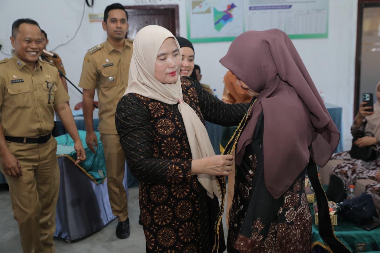 unda literasi Asahan Ny Yusnila Indriati melantik Bunda literasi Kecamatan Buntu Pane diaula Kantor Camat Buntu Pane, Selasa (7/4).