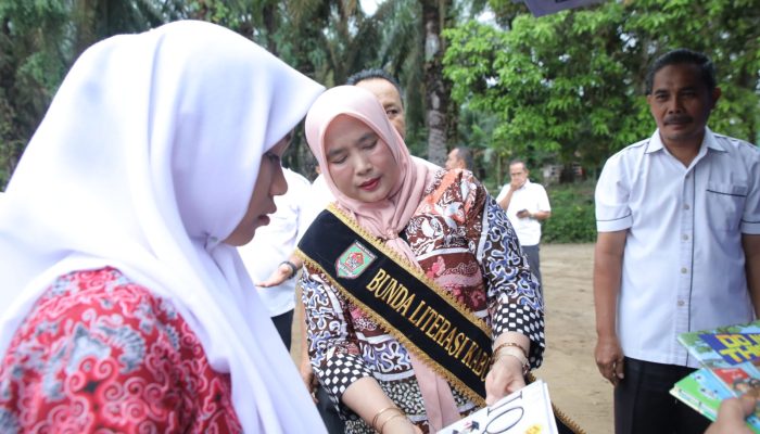 Bunda Literasi Asahan Ny Yusnila Indriati melakukan peninjauan pelayanan perpustakaan keliling di SDN 015927 Padang Sipirok Kecamatan Aek Ledong, Rabu (1/4).