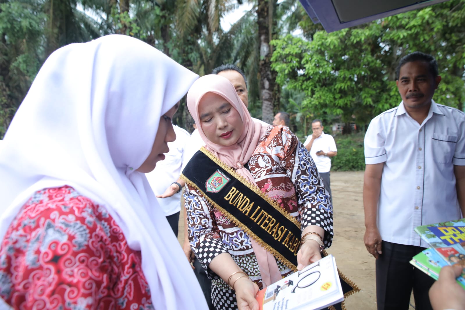 Bunda Literasi Asahan Ny Yusnila Indriati melakukan peninjauan pelayanan perpustakaan keliling di SDN 015927 Padang Sipirok Kecamatan Aek Ledong, Rabu (1/4).