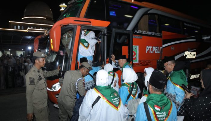 Bupati Asahan Taufik Zainal Abidin SSos MSi didampingi Wakil Bupati Asahan Rianto SH MAP bersama Forkopimda melepas keberangkatan 241 Calhaj dari Pendopo Gedung Tahfiz Mesjid Agung Ahmad Bakrie Kisaran menuju Asrama Haji Medan, Selasa (28/4).
